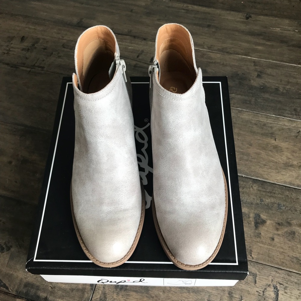 Low stacked cut out oil distressed booties - Picture 4 of 4